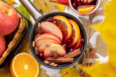 Meyve ve baharatlı sıcak şarap. Sonbahar kokteyli. Düz yatıyordu