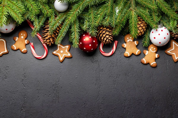 Χριστουγεννιάτικο Κλαδί Ελάτης Διακόσμηση Μπισκότα Και Χώρο Για Χαιρετισμούς Κείμενο — Φωτογραφία Αρχείου