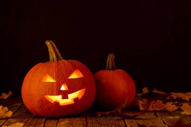 Cadılar Bayramı balkabakları ahşap masada fotokopi alanı ile