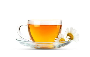 Rahatlatıcı bitki çayı ile papatya çayı karışımı. Beyaz arkaplanda izole