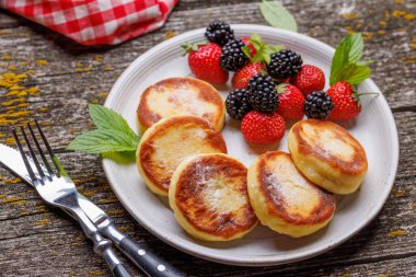 Tahta masada taze böğürtlenli peynirli krep.