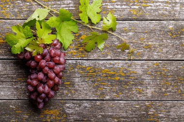Tahta masada asma yapraklı üzüm. Kopyalama alanı olan düz