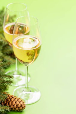 Xmas köknar ağacı dalı, şampanya ve selamlama metni için yer