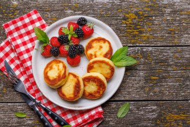 Taze böğürtlenli peynirli krep. Kopyalama alanı olan düz