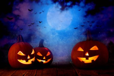 Cadılar Bayramı balkabakları ve ay fotokopi alanı ile arka planda