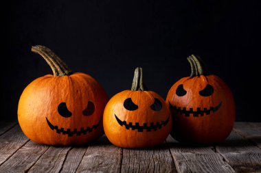 Cadılar Bayramı balkabakları ahşap masada fotokopi alanı ile