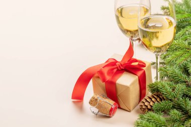 Noel ağacı dalı, Noel hediyesi kutusu, şampanya ve tebrik mesajı için yer.