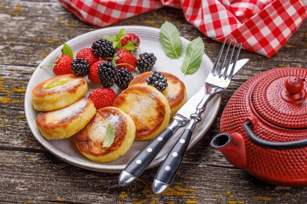 Cheese Pancakes Fresh Berries Tea — Stock Photo, Image