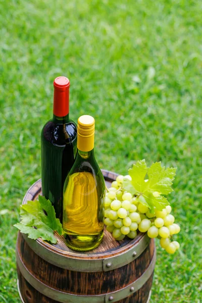 Wine Bottles Grape Barrel Outdoors — Stock Photo, Image