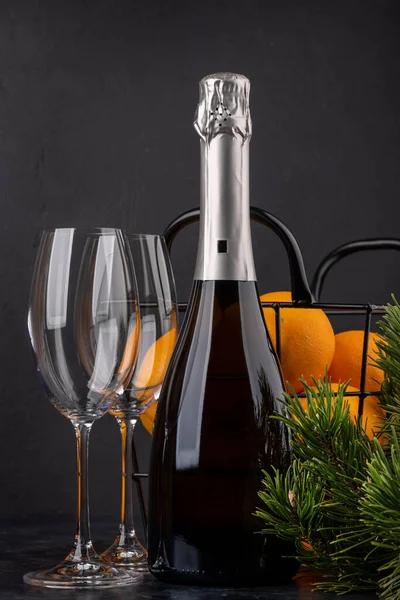 Mand Met Sinaasappels Champagne Sparren Tak Kerstcadeau Met Kopieerruimte Voor — Stockfoto