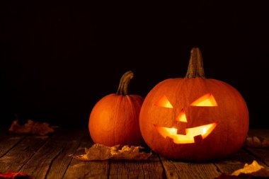 Cadılar Bayramı balkabakları ahşap masada fotokopi alanı ile
