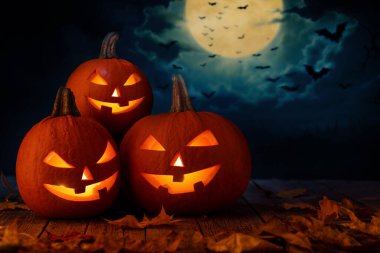 Cadılar Bayramı balkabakları ve ay fotokopi alanı ile arka planda