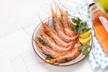 Langoustines gibi taze deniz ürünleri. Kopya alanı olan ahşap masanın üzerinde