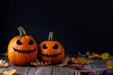 Cadılar Bayramı balkabakları ahşap masada fotokopi alanı ile