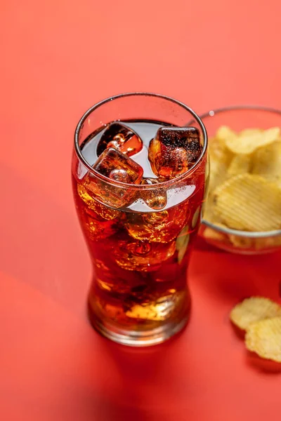 Refrescante Vaso Cola Con Hielo Acompañado Una Porción Chips Crujientes — Foto de Stock