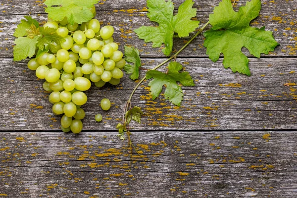 Winogrono Liśćmi Winorośli Drewnianym Stole Leżał Płaski Przestrzenią Kopiowania — Zdjęcie stockowe