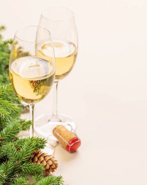 Noel köknar ağacı dalı, şampanya ve Noel kutlaması için yer.