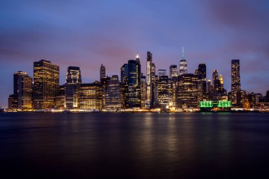 New York City silueti. Manhattan günbatımı gökdelenleri Brooklyn manzarası