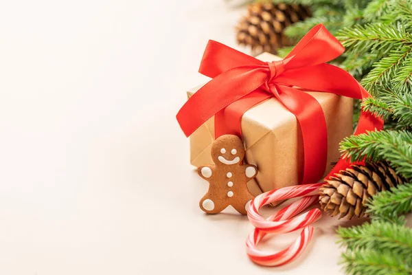 Ramo Abeto Natal Caixa Presente Natal Biscoito Gengibre Espaço Para — Fotografia de Stock