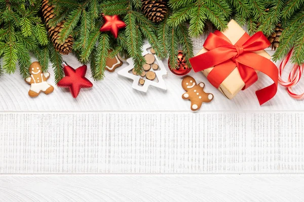 Cabang Pohon Cemara Natal Dengan Dekorasi Kotak Hadiah Natal Dan — Stok Foto