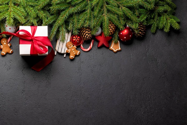 Cabang Pohon Cemara Natal Dengan Dekorasi Kotak Hadiah Natal Dan — Stok Foto