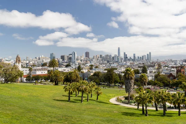 Scenic Green Park San Francisco Skyline Horizon — Stock Photo, Image