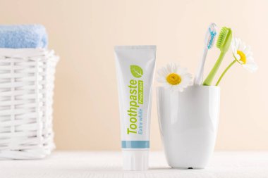 Diş macunu, diş fırçası, ağız hijyeni ve parlak bir gülümsemeyi destekleyen temiz ve ferahlatıcı bir görüntü.