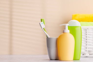 Temiz ve ferahlatıcı bir görüntü. Tuvalet tüpleri ve diş fırçaları, ağız temizliği ve sağlıklı bir yaşam tarzı.