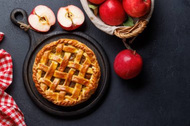 Taze kırmızı elmalı lezzetli elmalı turta. Düz yatıyordu