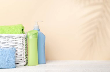 Vücut bakımı malzemeleri ve banyo havluları masada ürününüz veya mesajınız için yer var. Spa düzenlemesi