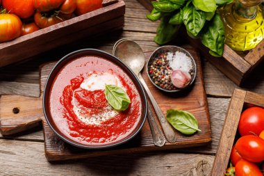 Ev yapımı soğuk domates çorbası.