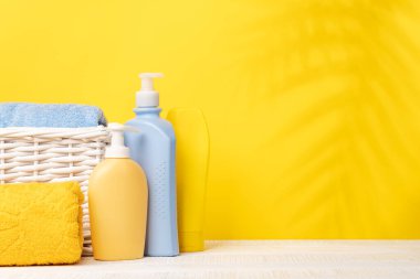 Vücut bakımı malzemeleri ve banyo havluları masada ürününüz veya mesajınız için yer var. Spa düzenlemesi