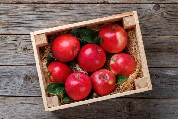Caja Madera Con Manzanas Rojas Frescas Sobre Mesa Madera Puesta —  Fotos de Stock