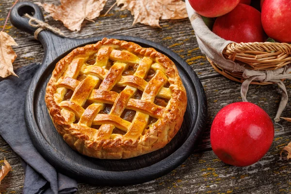 Delicious Apple Pie Fresh Red Apples Wooden Table — Stock Photo, Image