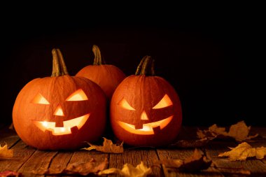 Cadılar Bayramı balkabakları ahşap masada fotokopi alanı ile