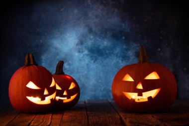 Cadılar Bayramı balkabakları ahşap masada fotokopi alanı ile