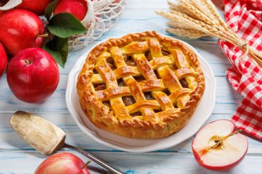 Taze kırmızı elmalı lezzetli elmalı turta.