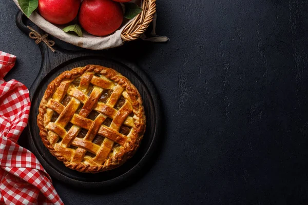 Вкусный Яблочный Пирог Свежими Красными Яблоками Плоский Лежал — стоковое фото