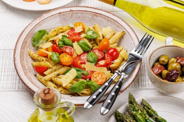 意大利面盘 用新鲜的西红柿和芬芳的罗勒叶 烤芦笋和对虾装饰而成 美味极了 — 图库照片