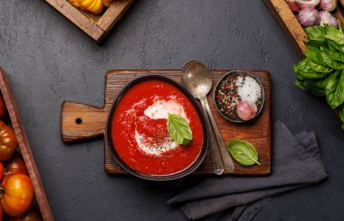Ev yapımı soğuk domates çorbası tazeliyorum. Düz yatıyordu
