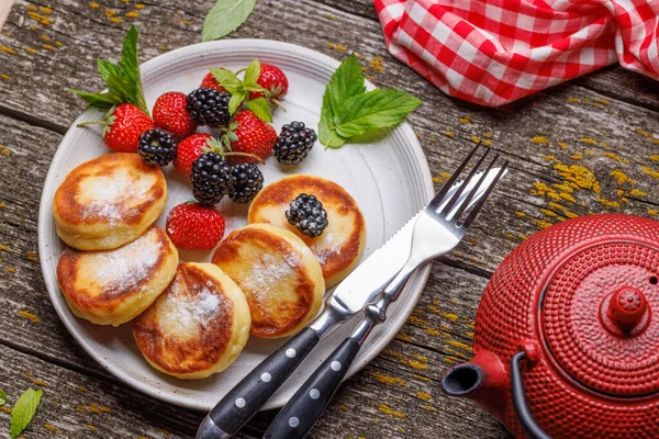 Cheese Pancakes Fresh Berries Tea Flat Lay — Stock Photo, Image