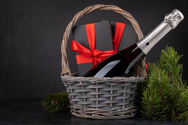 Noel hediyesi kutuları, şampanya ve Noel kutlamaları için yer olan sepet.
