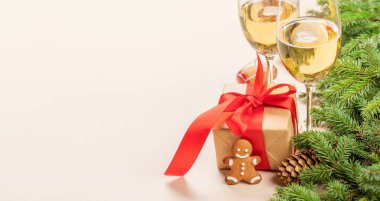 Noel ağacı dalı, Noel hediyesi kutusu, şampanya ve tebrik mesajı için yer.
