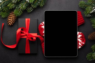 Boş ekranlı tablet, hediye kutusu ve Noel süsü. Xmas aygıt ekran şablonu