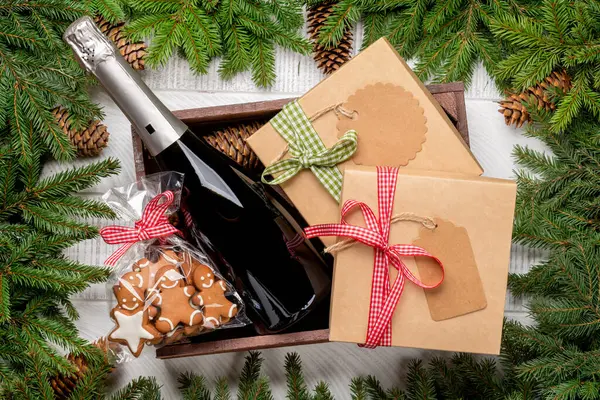 クリスマスジンジャーブレッドクッキーとシャンパン付きのボックス フラットレイ — ストック写真