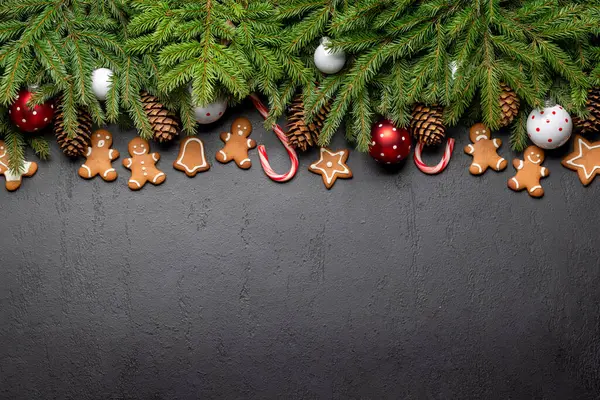 Χριστουγεννιάτικο Κλαδί Ελάτης Διακόσμηση Μπισκότα Και Χώρο Για Χαιρετισμούς Κείμενο — Φωτογραφία Αρχείου