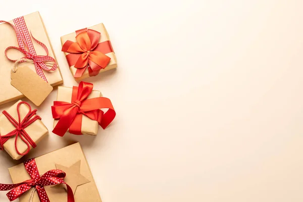 Hadiah Natal Kotak Atas Latar Beige Dan Ruang Untuk Teks — Stok Foto