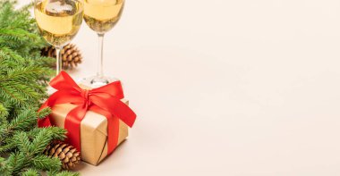 Noel ağacı dalı, Noel hediyesi kutusu, şampanya ve tebrik mesajı için yer.
