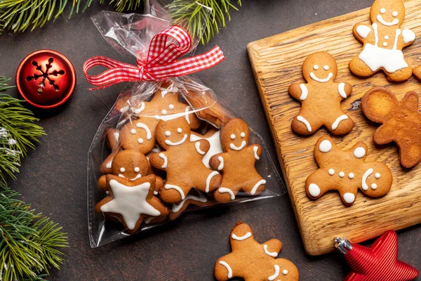 ジンジャーブレッドマンクッキーのギフトパッケージです クリスマスカード — ストック写真