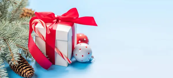 Tannenzweig Weihnachtsgeschenkbox Und Platz Für Grußworte — Stockfoto